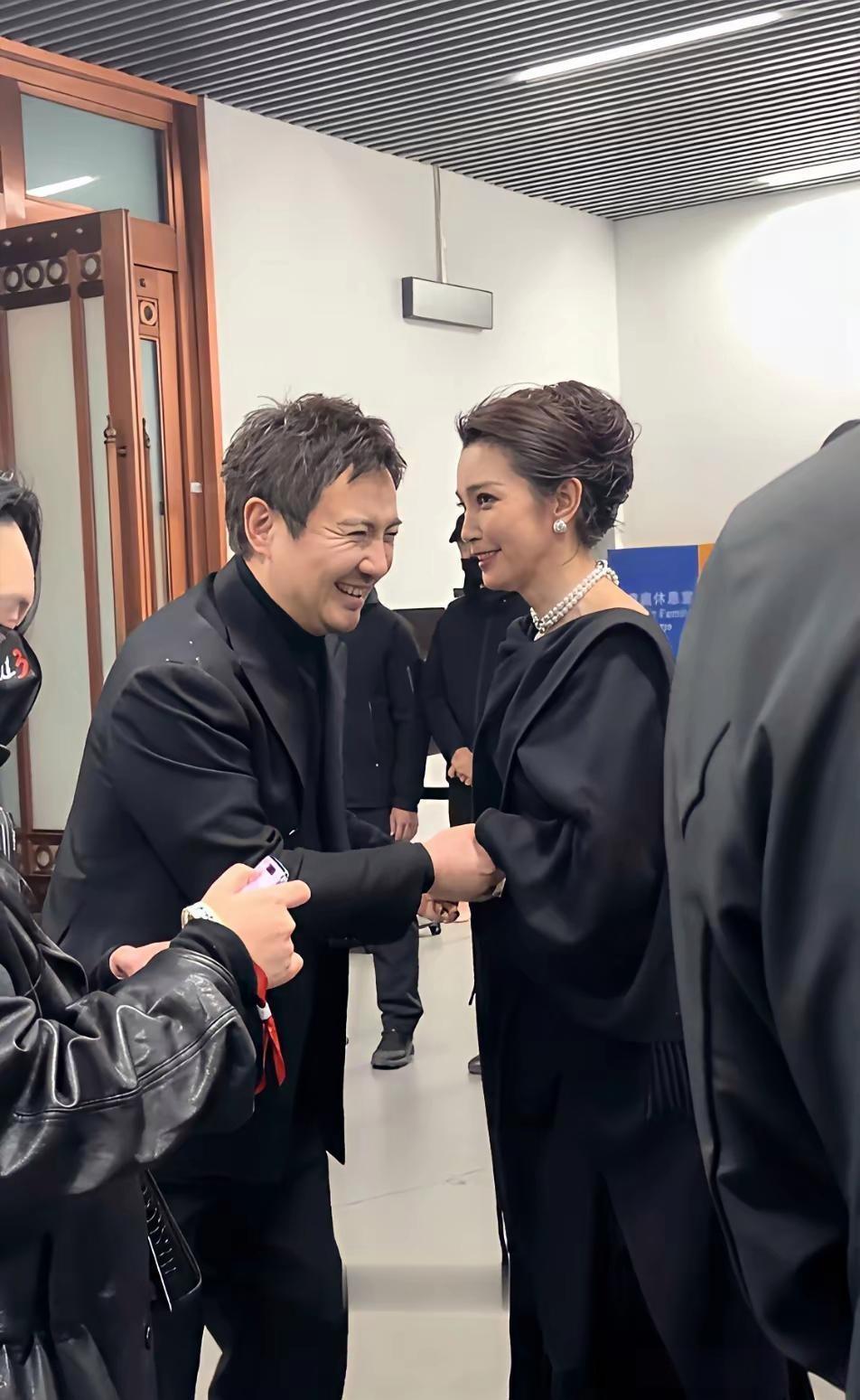 近期，沈腾与李冰冰在活动上相遇，沈腾这一脸真诚的笑，让李冰冰都有点招架不住了，哈