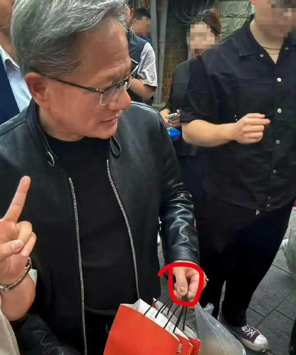 这就是名人甜蜜的烦恼吧！从头到脚，哪一个部位都会被审视，黄仁勋的指甲上热搜了。