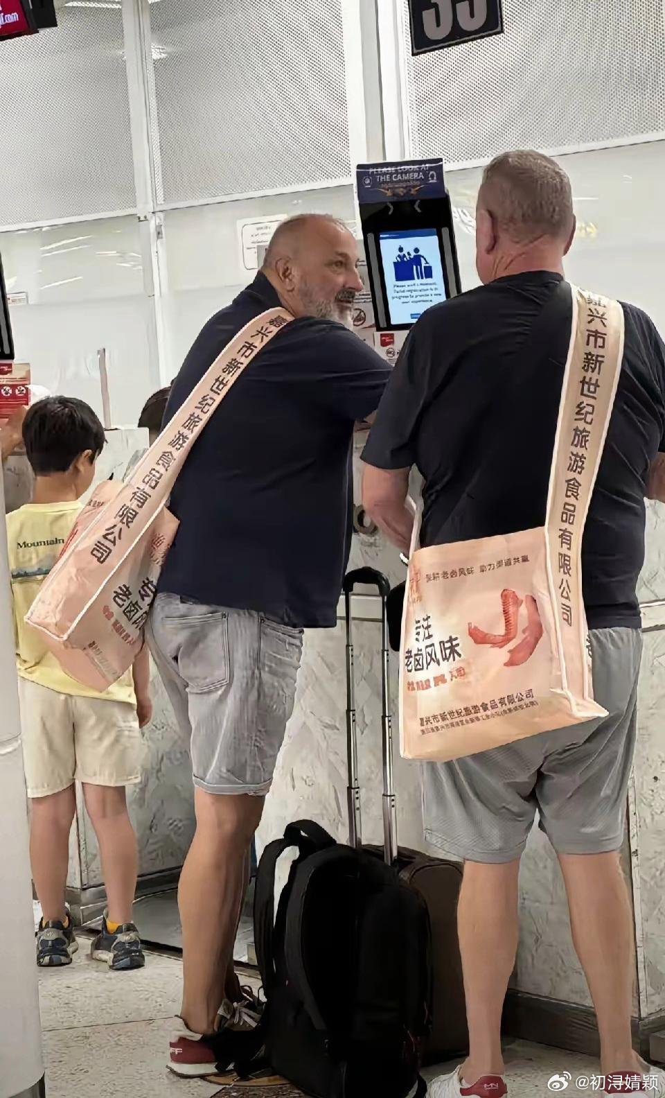 他俩知道自己背的包上面的中文是什么意思吗？​​​