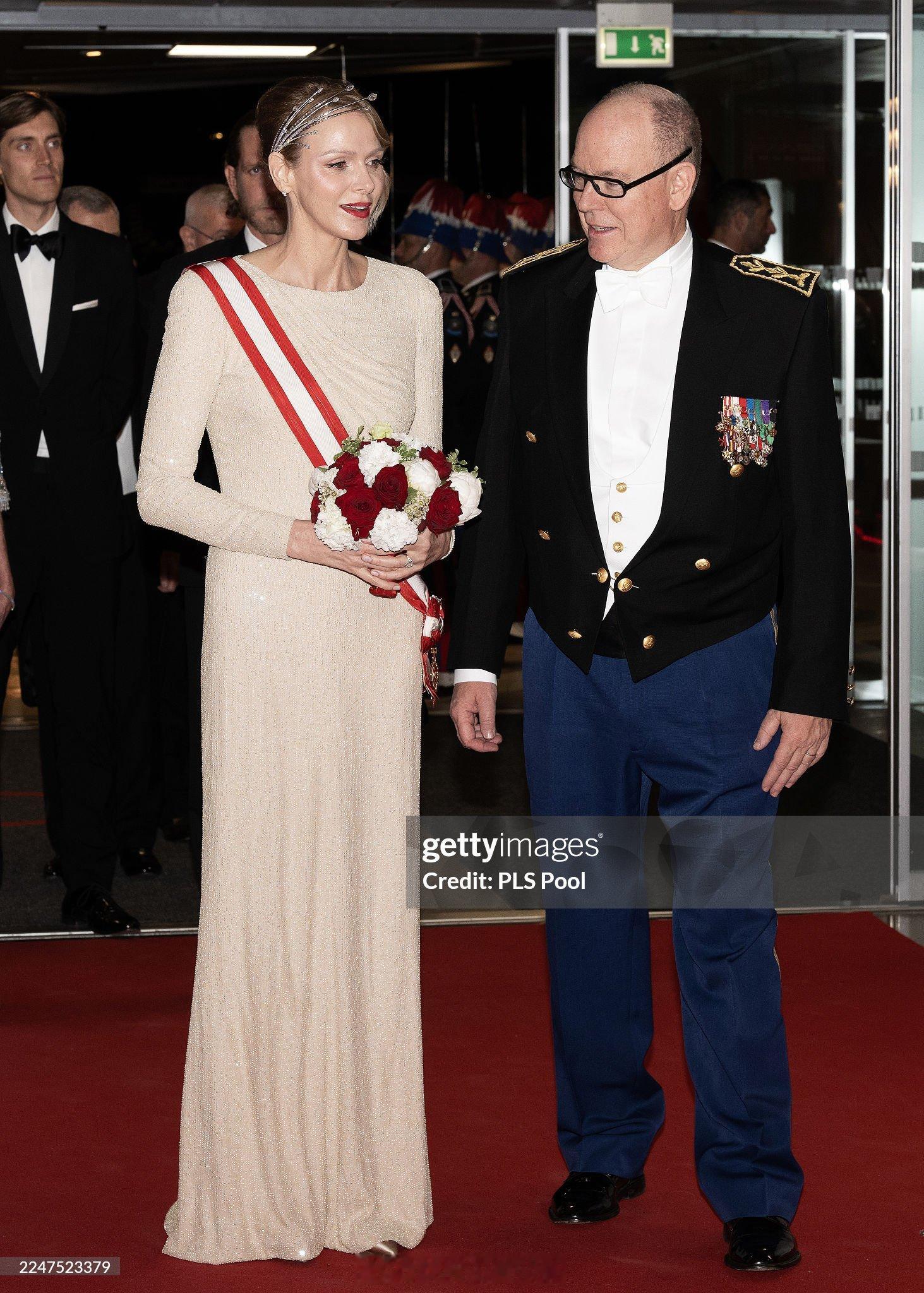 11.19摩纳哥王室成员参加国庆音乐会，嚯活久见，15年后夏琳又把水花王冠挖出