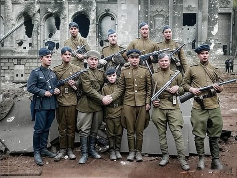 1945年5月初，柏林战役后，一群苏军战士在国会大厦（Reichstag）废墟前