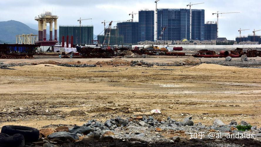 根据最新政策，两部门宣布，从2026年起，个人出售购买满两年的住房将免征增值税。