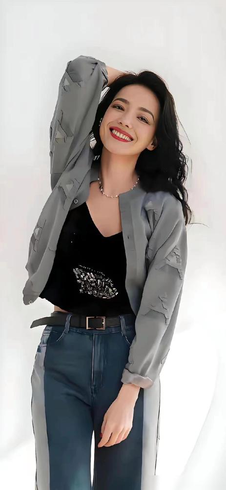 别再吹舒淇的自律了。我告诉你，那根本不是松弛感，那是一场打了30年的饥饿战争。