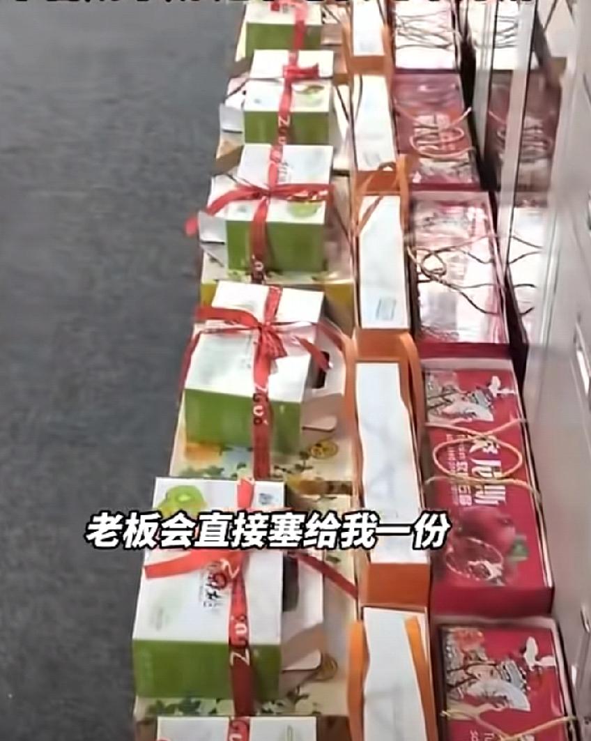 暖心！9月30日，河南新郑一男子去面试，赶上面试公司发放中秋福利，老板直接给男子