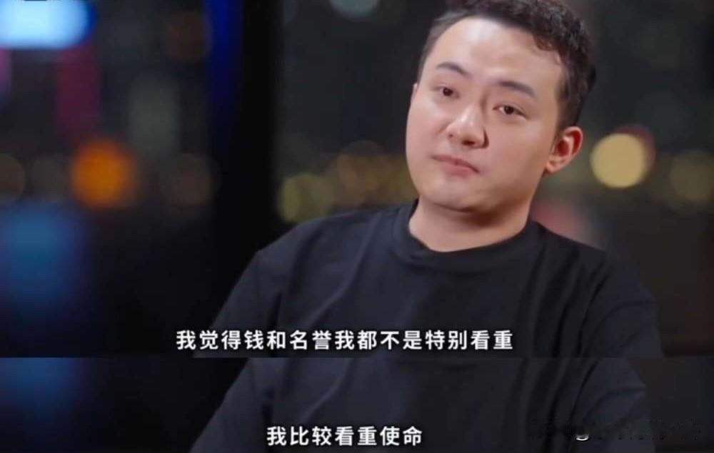主持人问孙宇晨：你怎么看大家喊你“孙割”？“割韭菜”的“割”？孙宇晨双手一摊，无