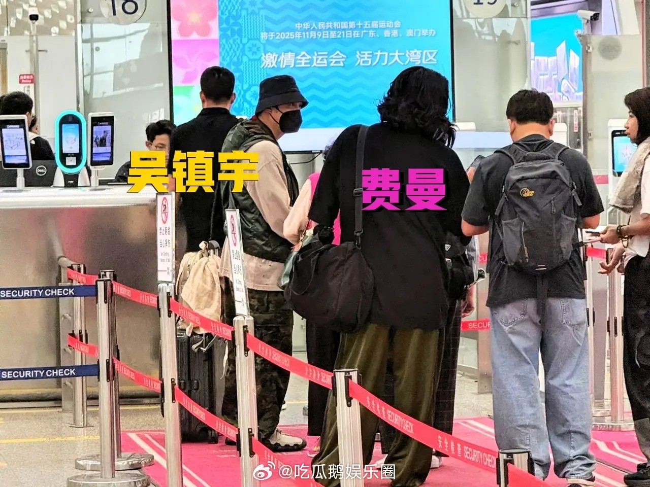 有网友在深圳机场偶遇吴镇宇一家,费曼咋胖成这样了,又高又壮!他才16岁,身高就超
