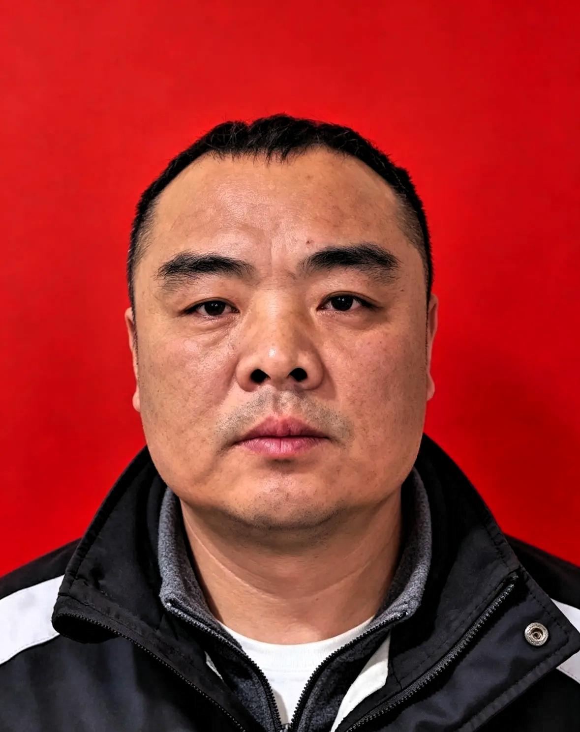 邓亚群，男，1978年8月生，汉族，湖南省邵阳市邵东市人，美团外卖永兴站骑手。