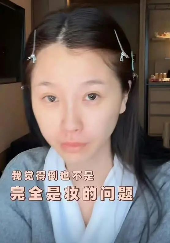 没有化妆的虞书欣，她的素颜和妆后区别真大，妆后是素人，素颜是比素人还要素人[捂脸