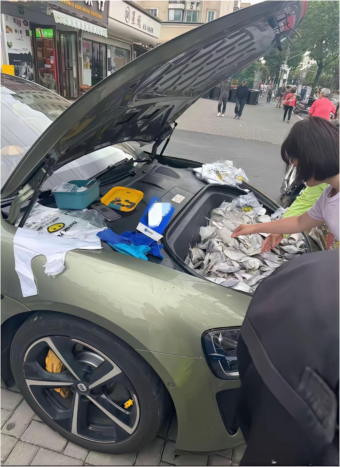 拿小米SU7来卖鱼，这是来体验生活啊，问题是这么一搞，以后前备箱还能用吗？