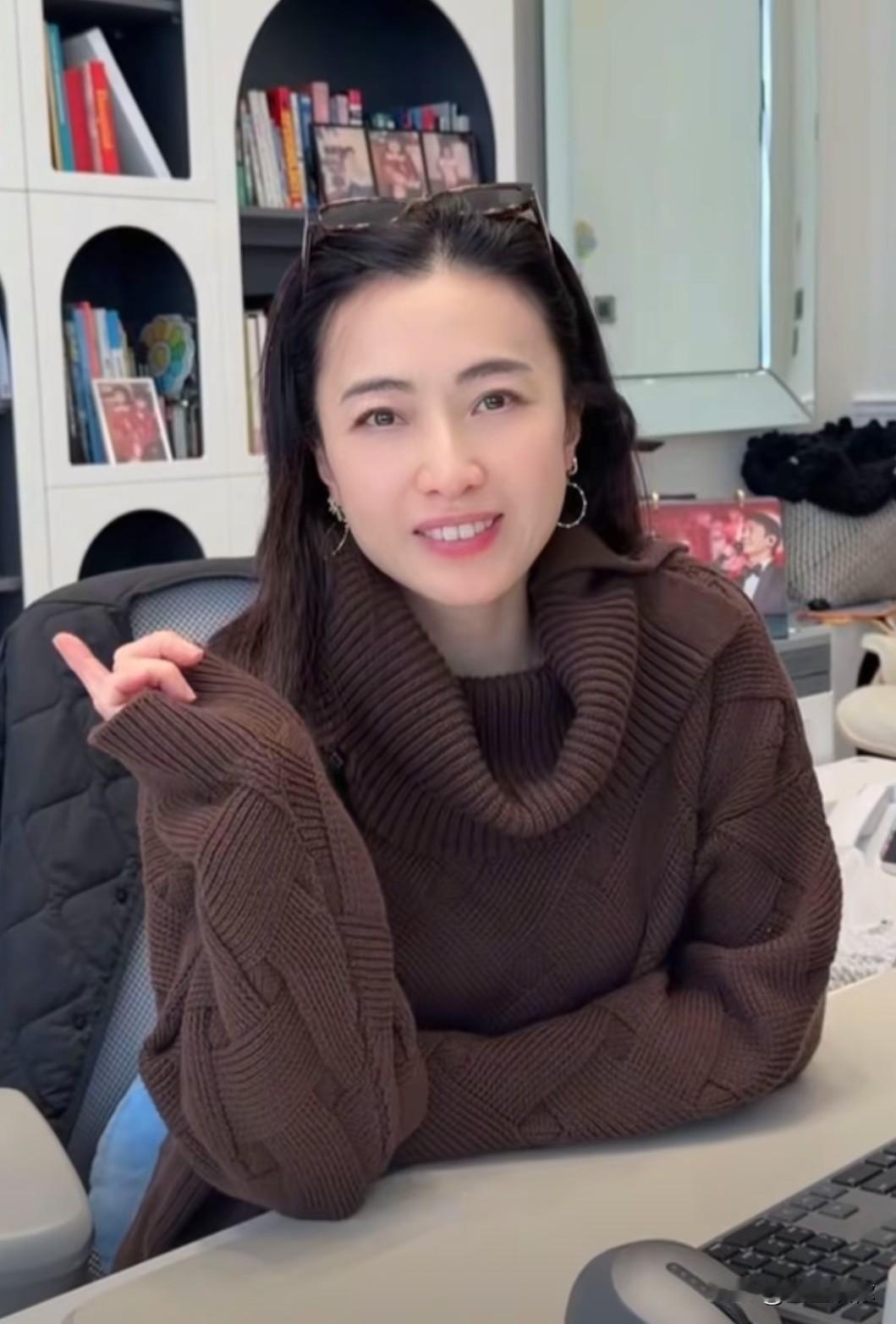 甘比怎么越来越漂亮了，都有点像年轻时的王祖贤了，钱气养人可真没错。刷到了她的