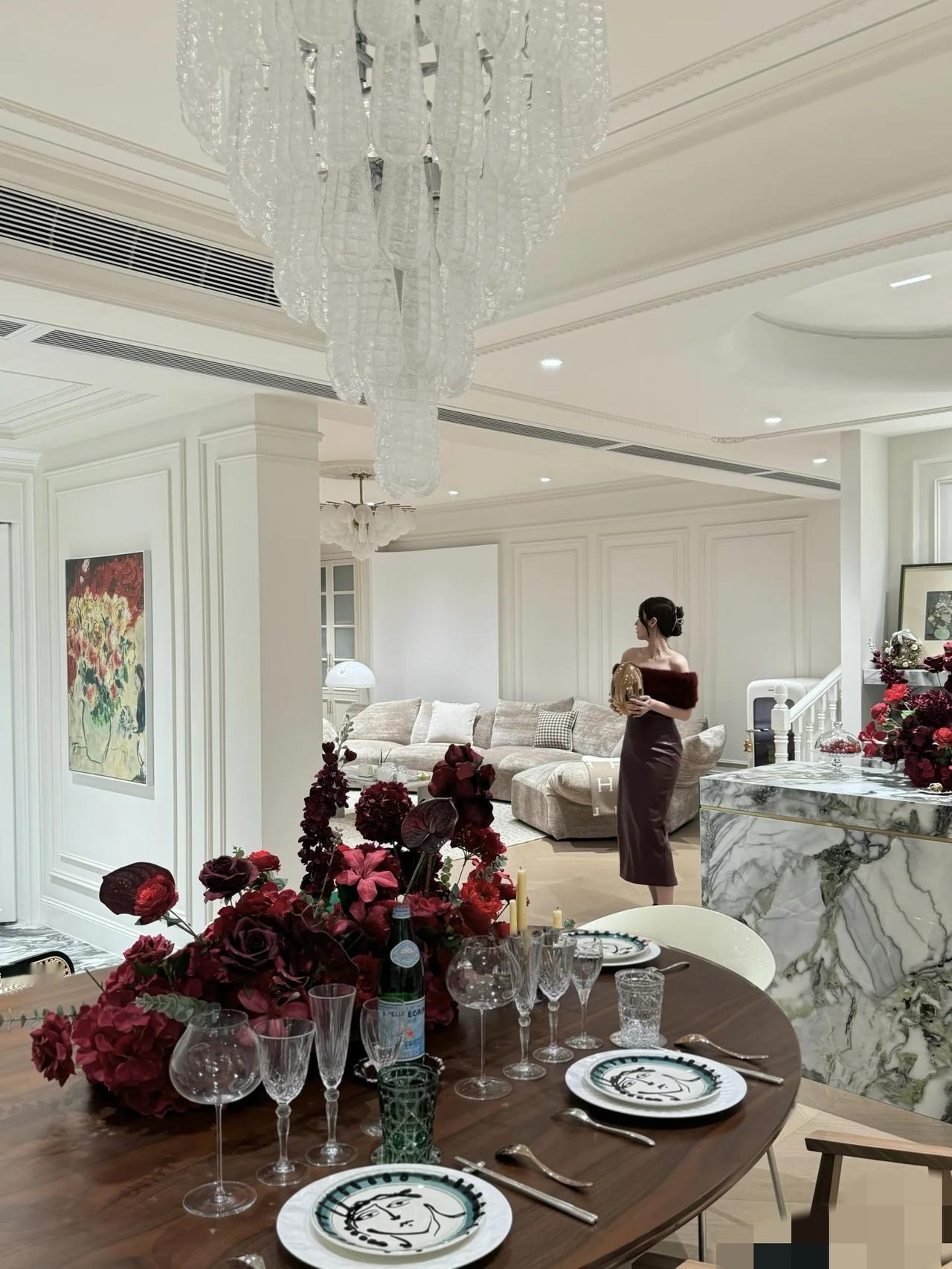 倪妮太豪气了，在北京自家豪宅里过圣诞，曝光了豪宅内景，就跟皇宫一样金碧辉煌，难怪