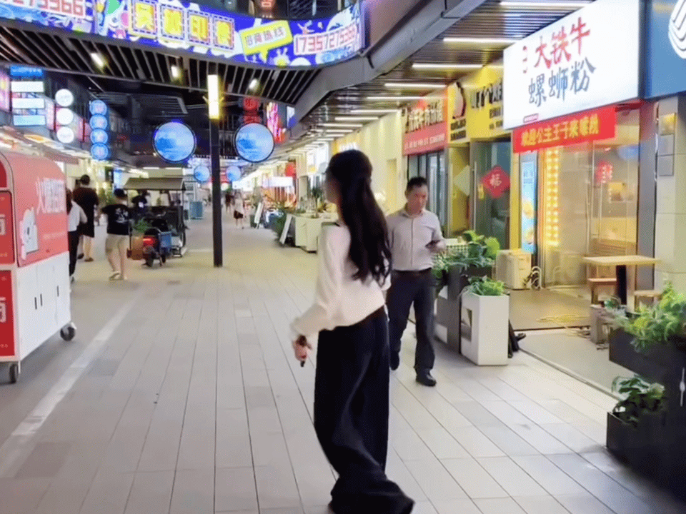 吴宣仪叶星星｜吴宣仪辛凌是和可爱有趣优雅的戏精女神在夜市超市的一场约会​​​