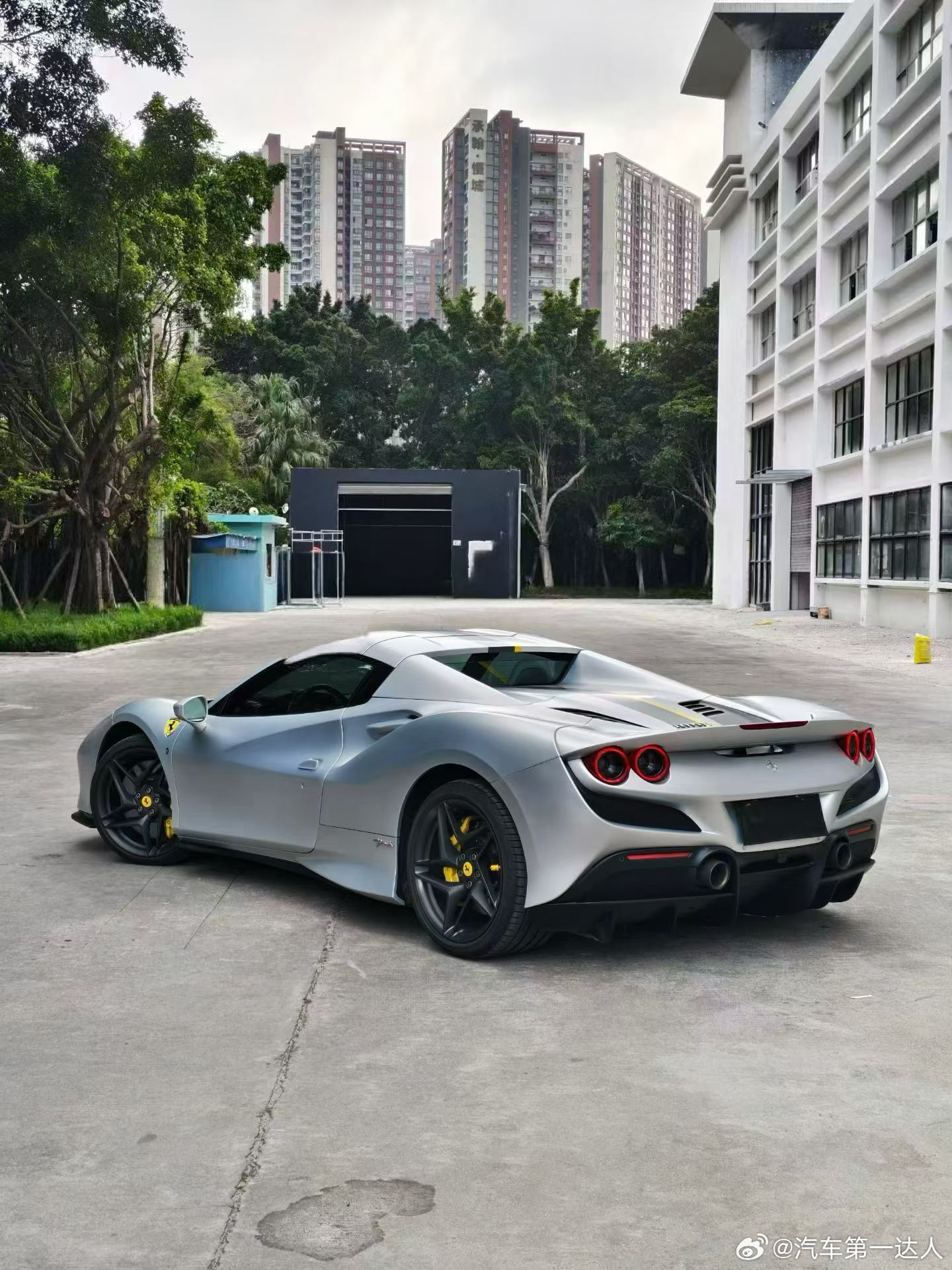 人生不必追逐喧嚣，真正的奢华，是低调中藏不住的锋芒。就像这台23年上牌的法拉利F