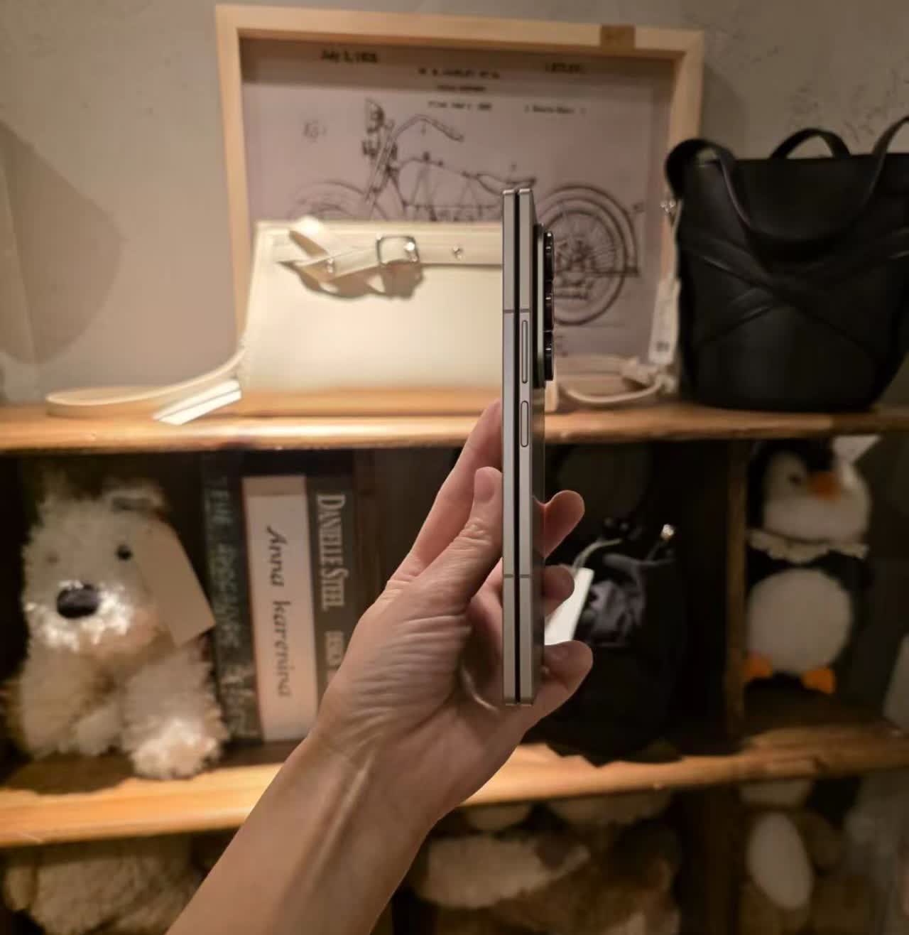 三星fold7已经拿到手了，星夜银配色是真的很喜欢，折叠屏手机能做得这么漂亮的