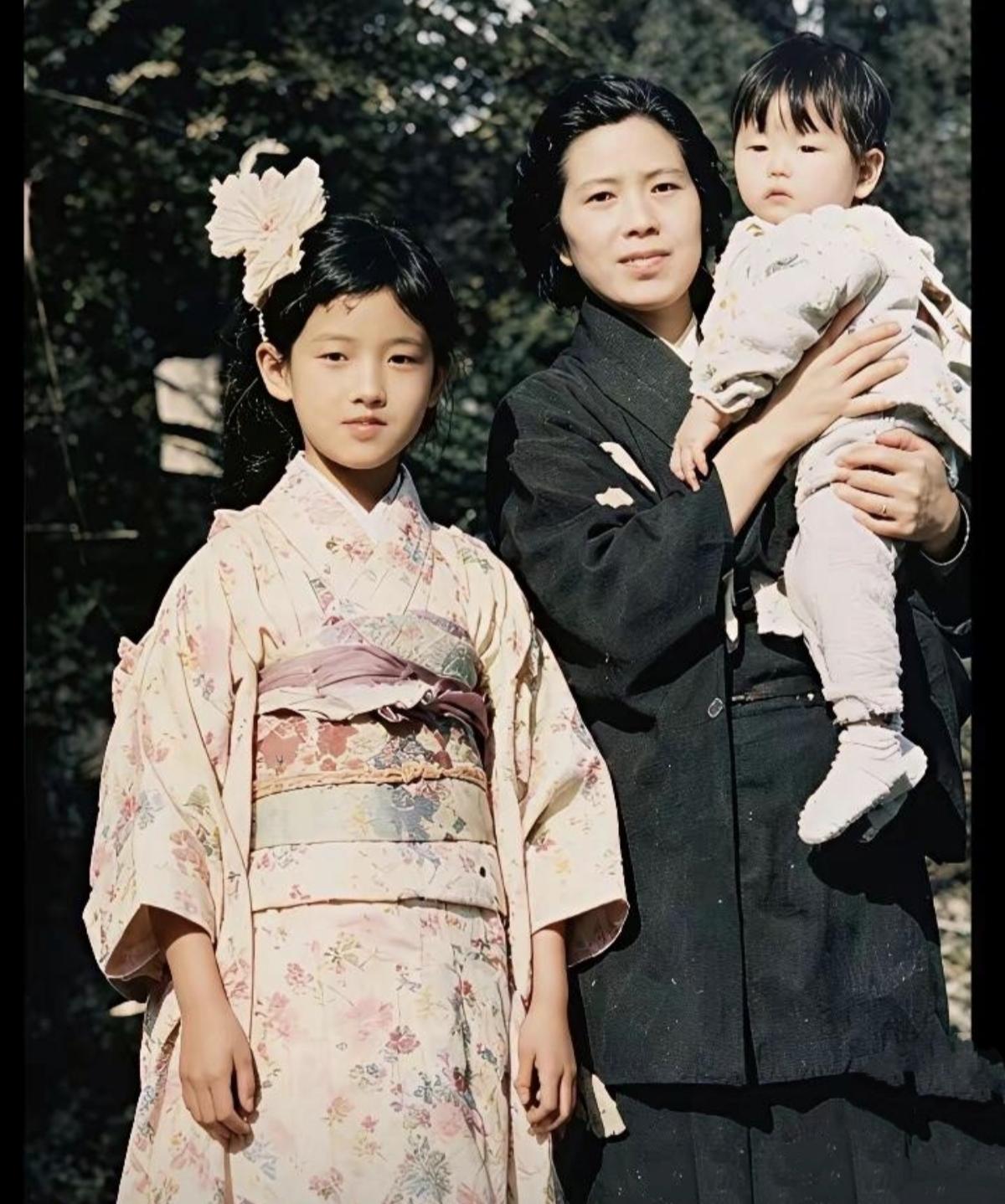 山口百惠和妹妹都是私生女，她痛恨父亲，可又摆脱不了父亲的基因。