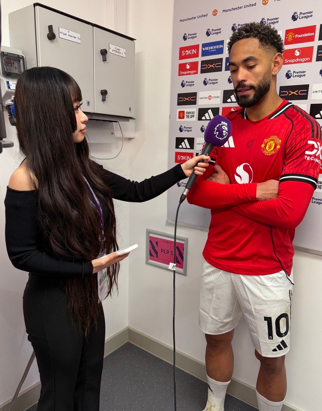 点击就看超可爱的库尼亚图1我逗他说这个采访用中文，他就向镜头做了个鬼脸图2和图3