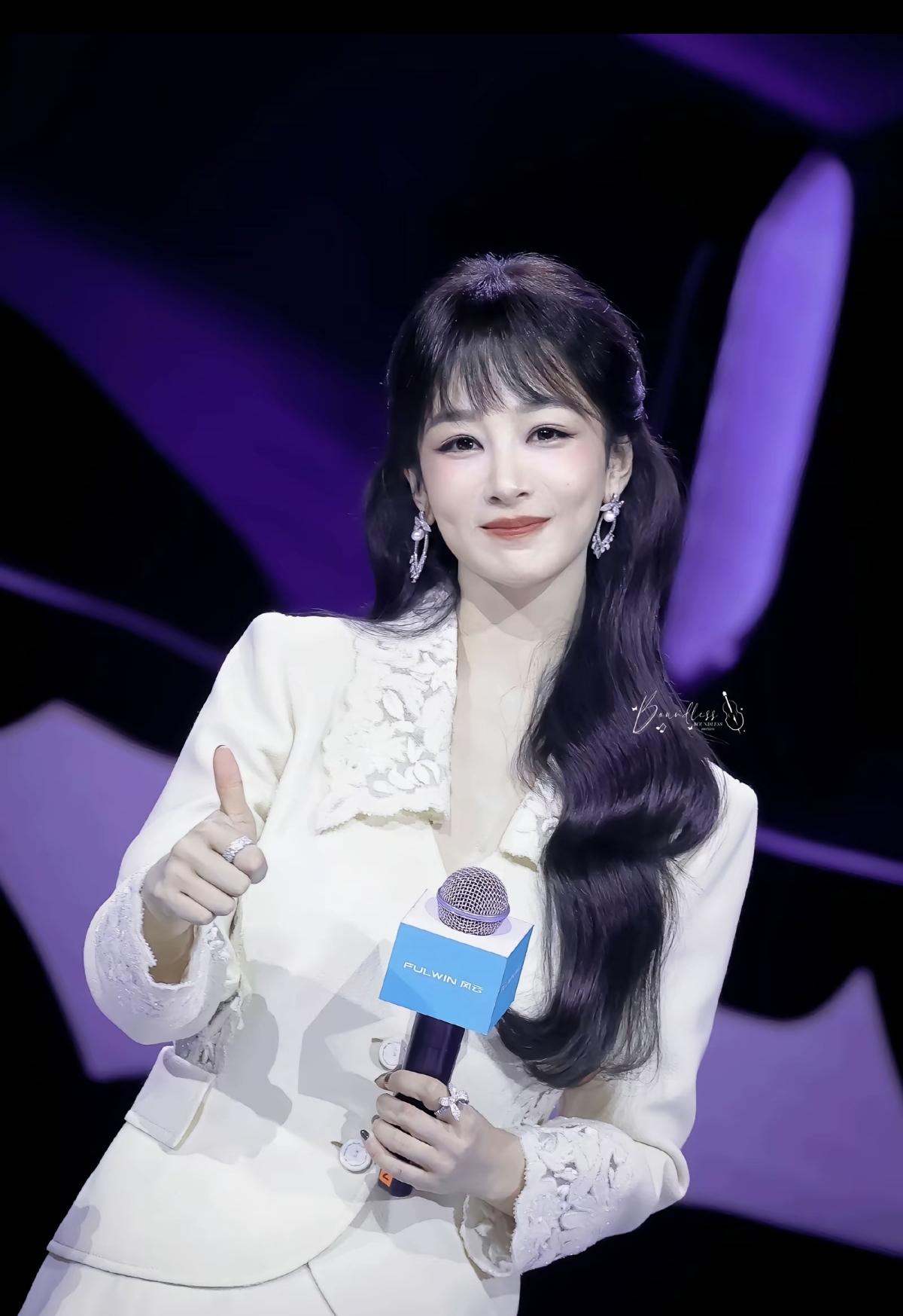 一点没漏，但美的端庄大气[赞]淑女委婉大气杨紫[比心]是优雅知性的杨紫！好美[