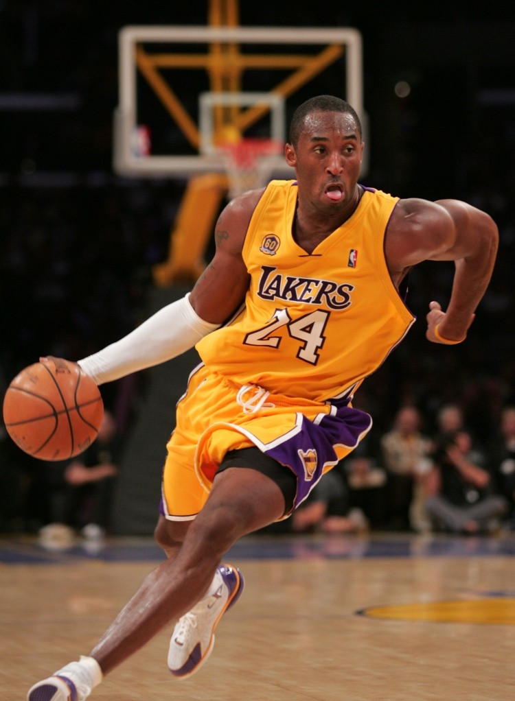 NBA名宿、前湖人主帅拜伦·斯科特在接受采访时回忆起了科比更换号码的故事。斯科特