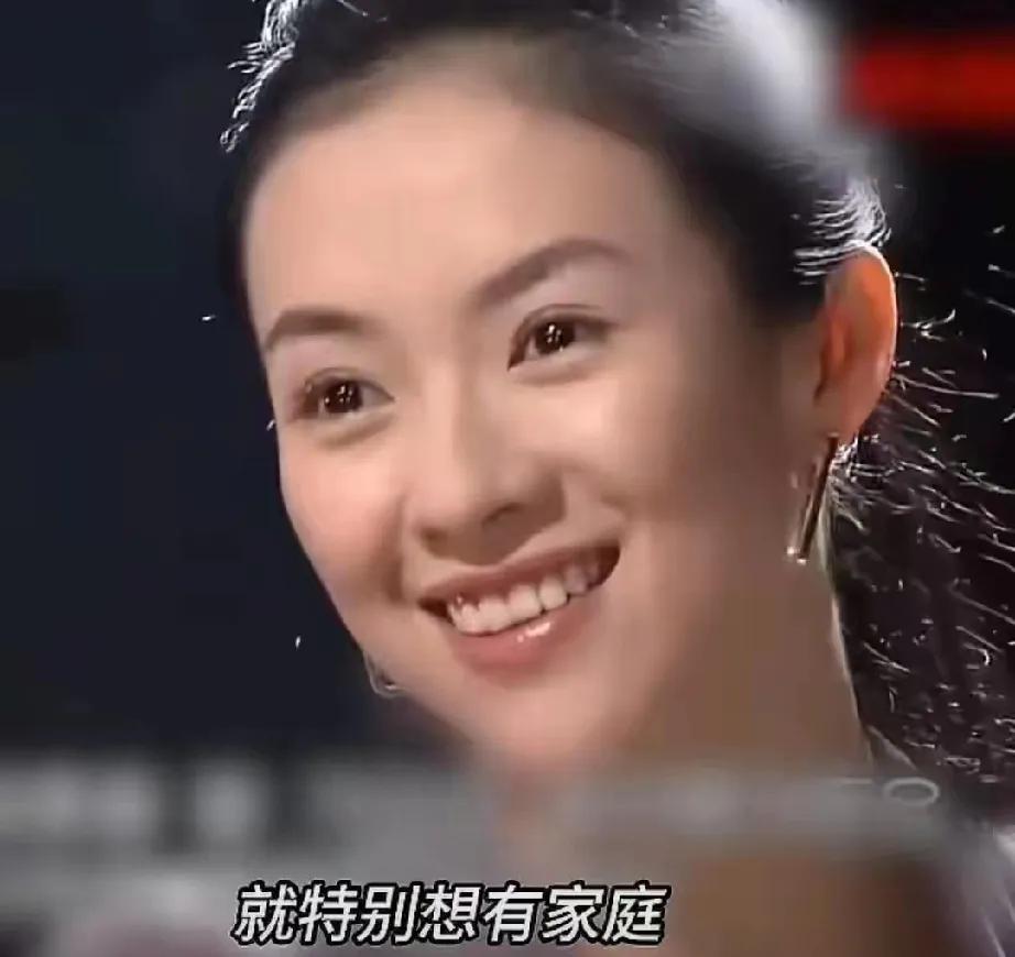 章子怡，这位国际影坛的耀眼明星，内心却藏着不为人知的孤独。从8岁练舞的艰辛，到1