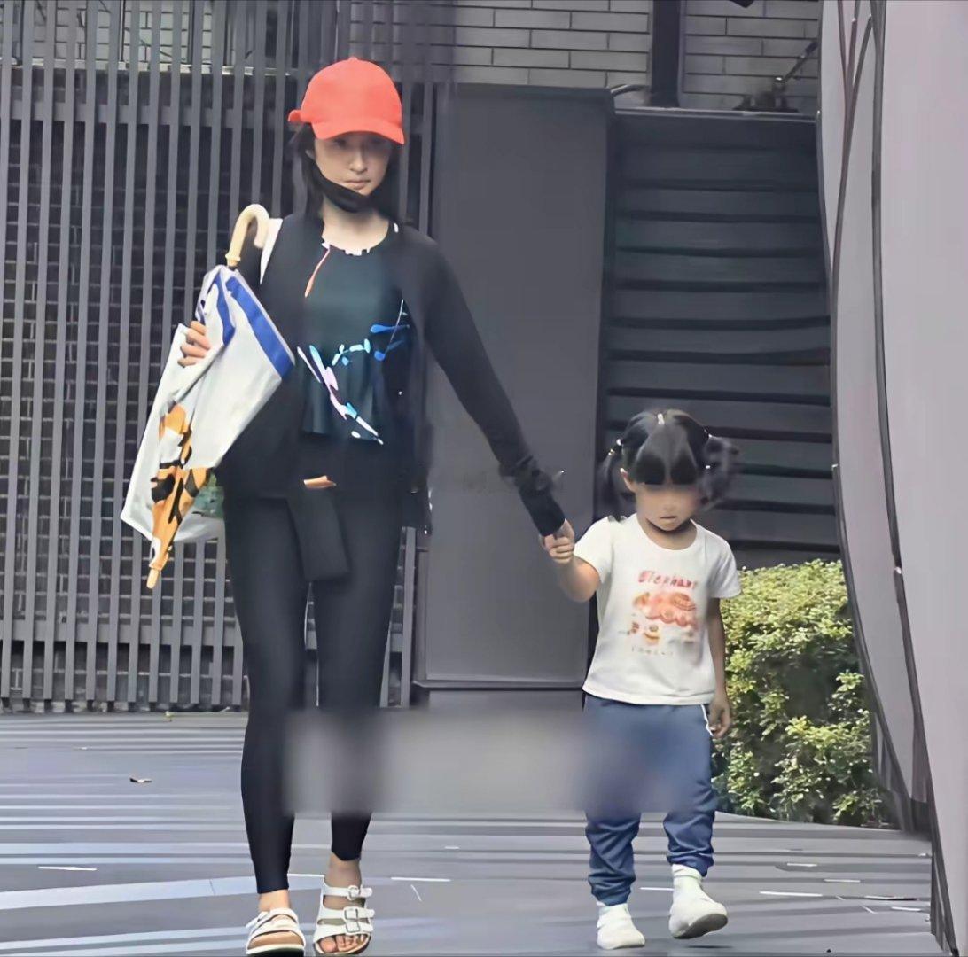 林依晨的女儿已经5岁了，前阵子又悄悄添了个儿子，小家伙也1岁了。一儿一女凑成个“