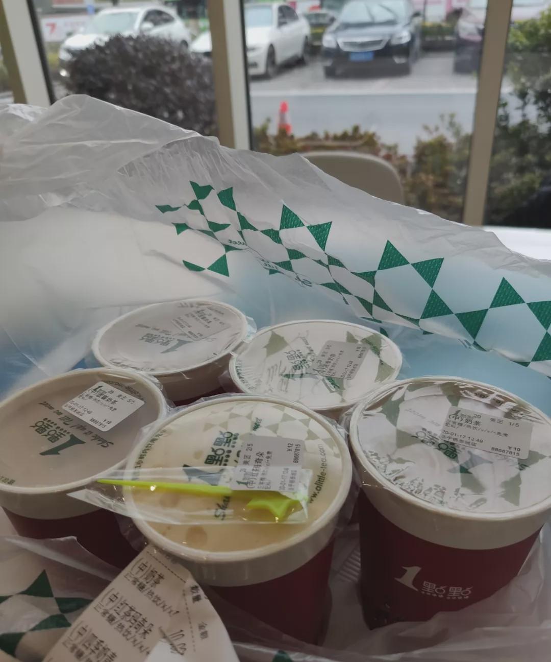 今天去银行打回单，碰到了我姨夫和表哥的孩子，虽然我嫁过来这么多年，虽然我们