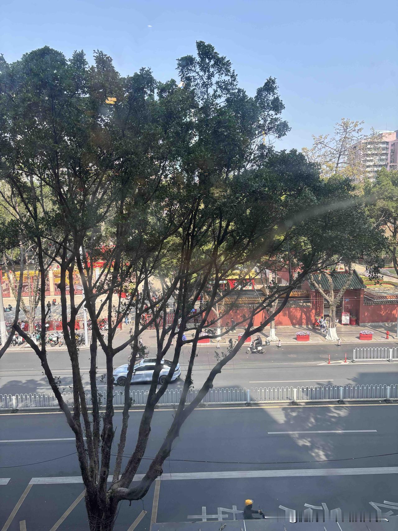 存钱，存钱，存钱！！！没钱的时候，别说什么尊严、底气了，就连说话都没分量，更别