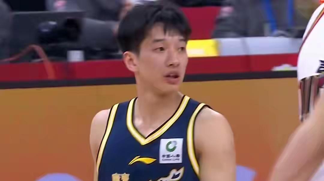 广东队教练高兴了，球迷却不太买账！广东宏远和深圳队的第二场热身赛，在惠州开打了