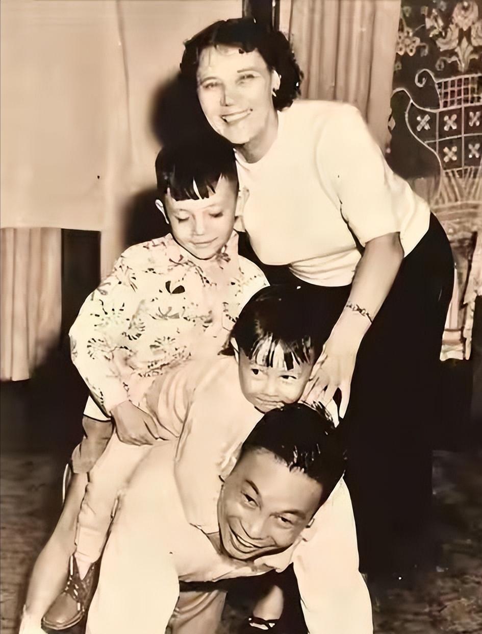 1941年，蒋经国给蒋介石信中写道：“秘书章亚若怀孕了，请求准许结婚。” 蒋介
