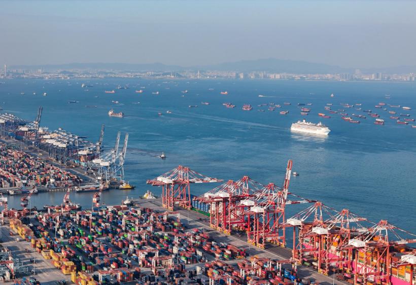 广州港是一个跨区域的港口群，主要分布在珠江沿岸及出海口，涵盖南沙港区、新沙港区、