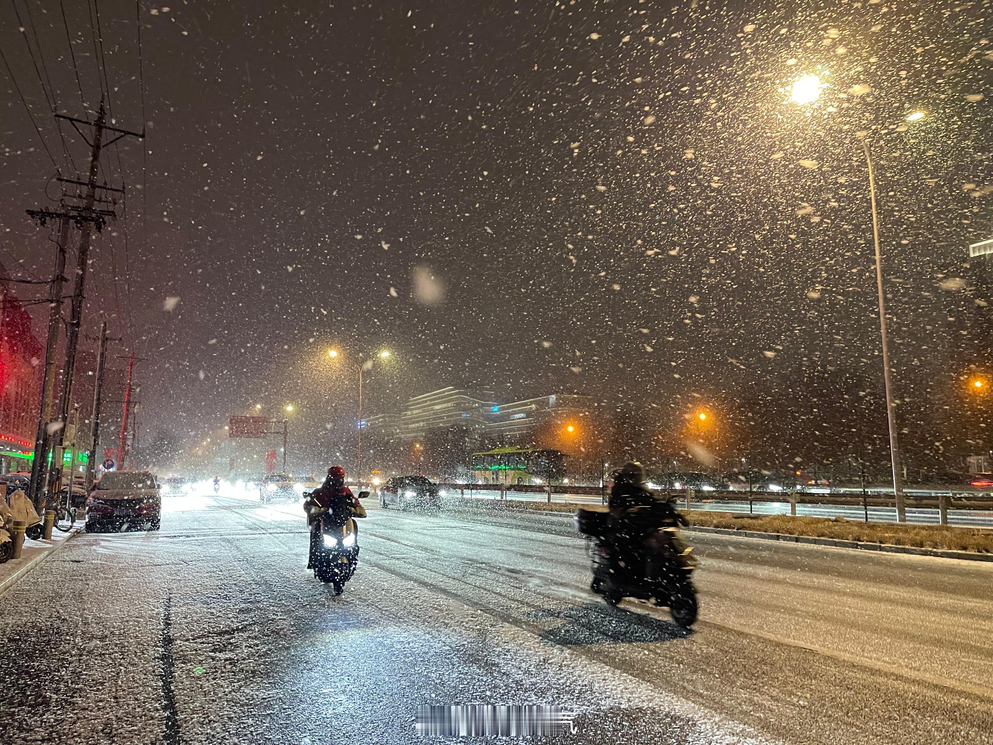 【北京多地进入降雪主要时段一组图看漫天雪花纷飞】今天（1月17日）傍晚，北京多