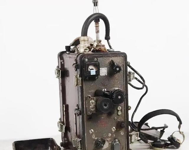 1985年，黑龙江一退休老人上山摘松茸，在石缝里发现了一个标有USA字样的电台，