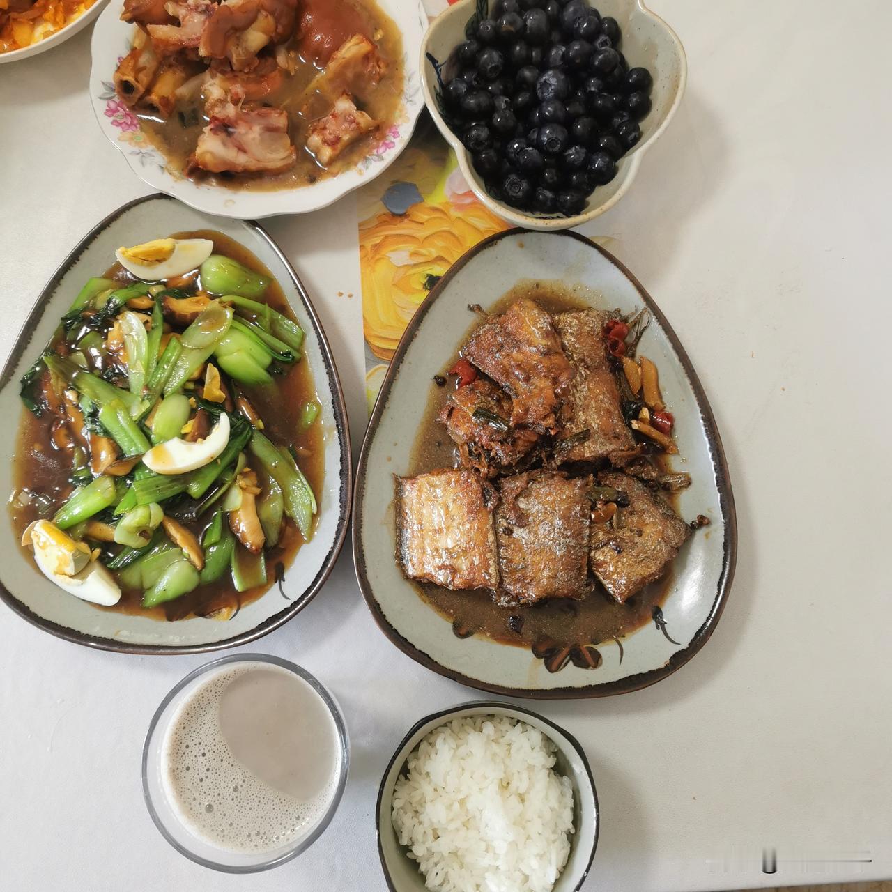 今日晚餐！这是我家冰柜最后一条刀鱼，今天晚上做的香酥刀鱼，刀鱼用油煎至两面