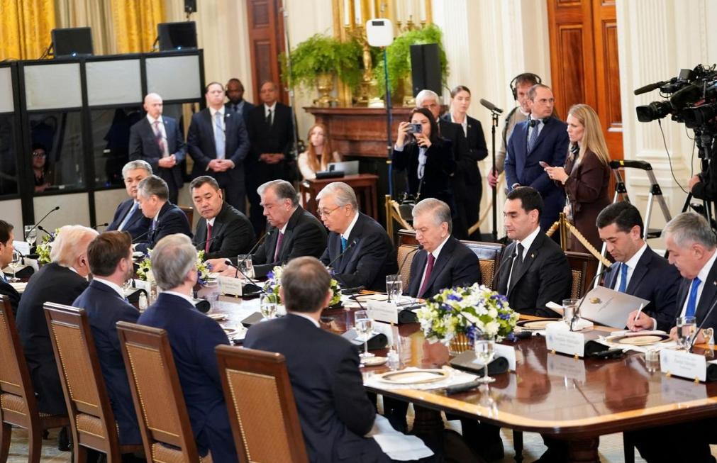 高市早苗在下一盘大棋，她打算邀请中亚五国去东京谈合作。但截止到11月29日，哈萨