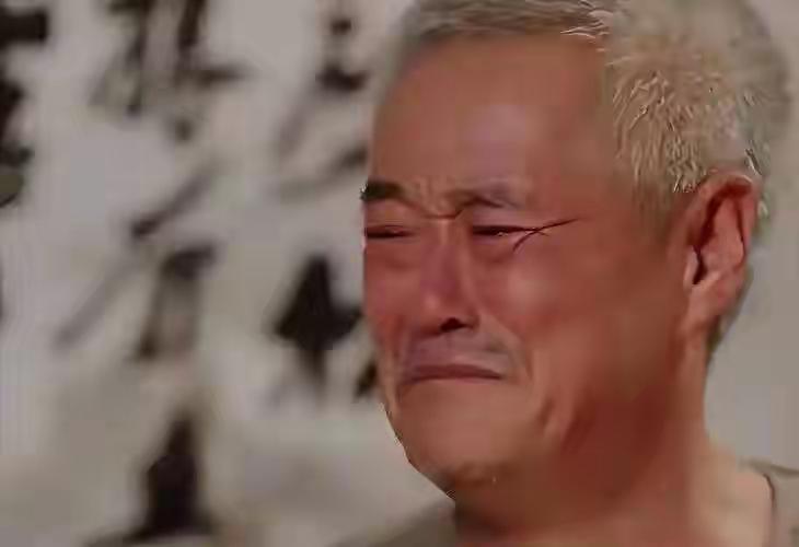 钱再多有用吗？68岁赵本山近况曝光，三人打伞伺候，女儿是心头病。赵本山六十冒