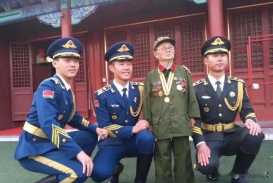 1939年，一个少年在街头撞见茨谷五雄，接着规规矩矩弯了弯腰。谁知，茨谷五雄万万