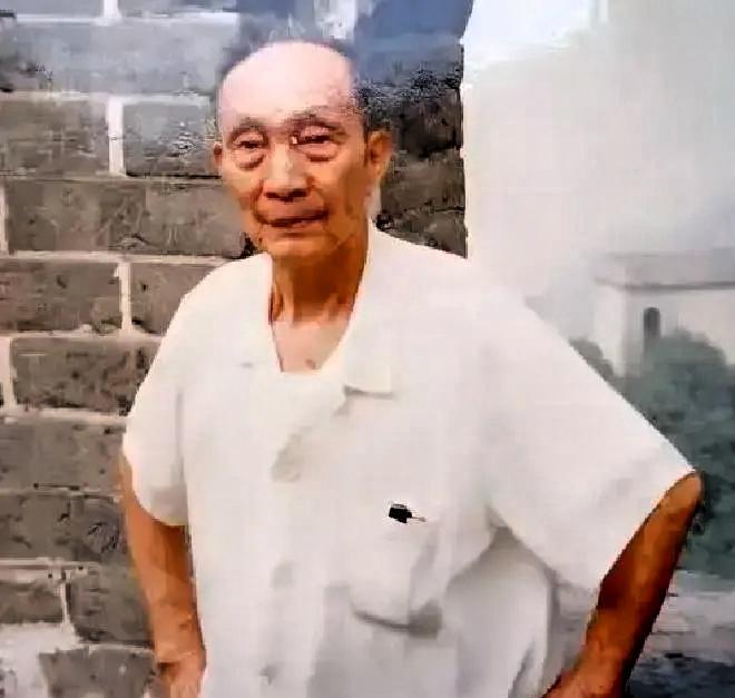 1939年，日军召开宴会，军统特工詹长麟趁机混入其中，他拿出了一包剧毒，悄悄撒进