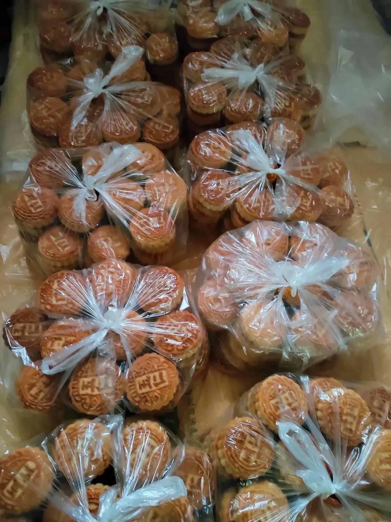 公司发的月饼，一人一袋，都不许多拿啊不知道的以为，这是要一天吃完