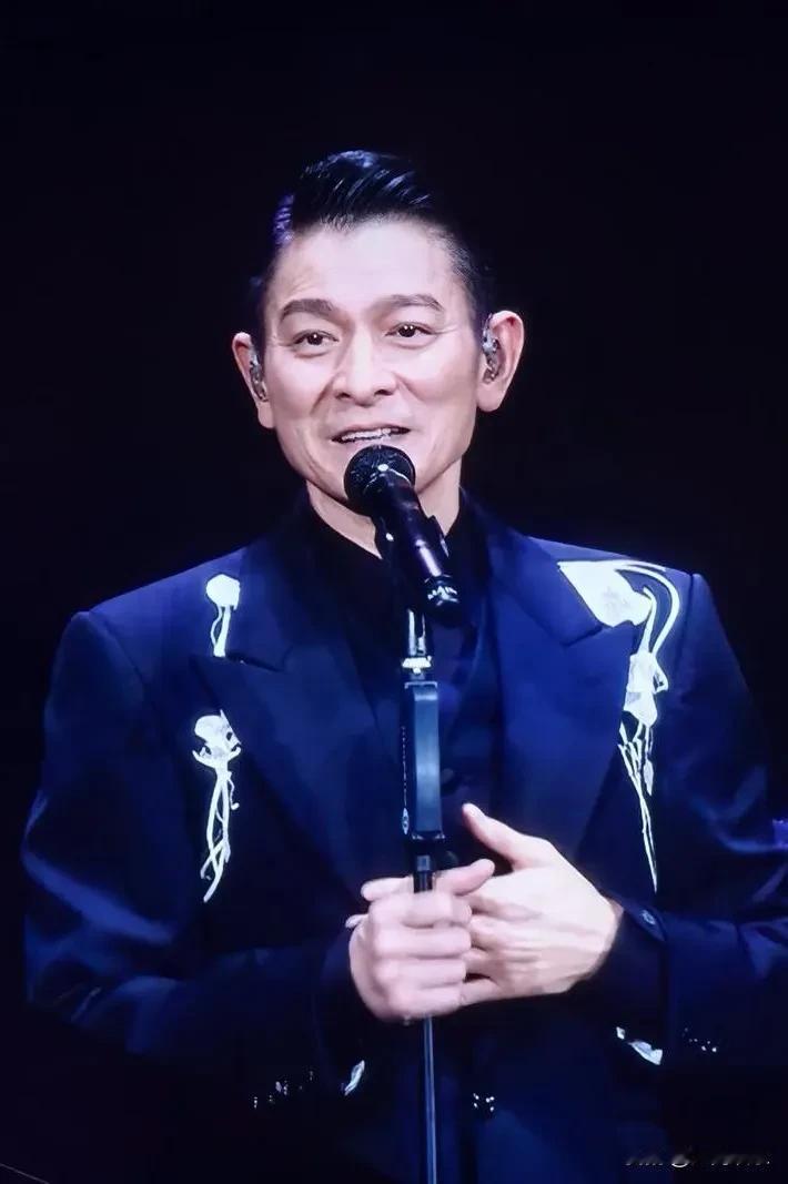 刘德华上学时曾和同学约定，要一起穿旗袍上学，不穿的就给对方五块钱，刘德华次日便穿
