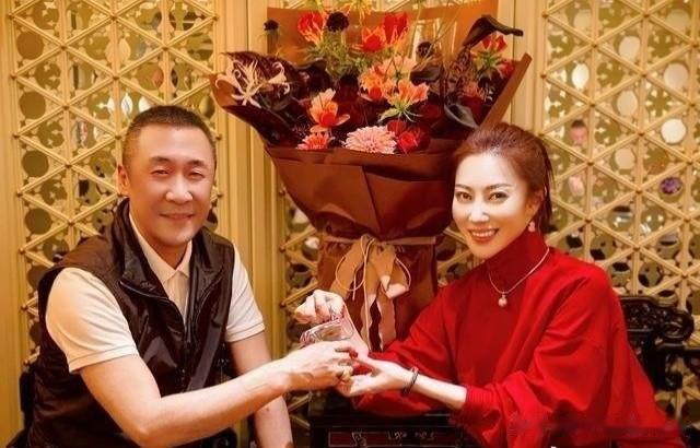 哇，章子怡哥嫂结婚20年啦，真不容易！看全家福，大女儿月亮都快一米七了，颜值也