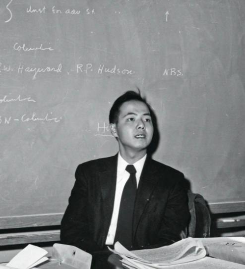 1946年，老师突然问到：“太阳中心的温度是多少？”李政道脱口而道：“我从书上看