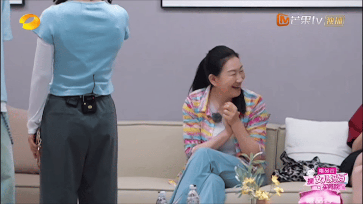 陈梦和妈妈母女俩也太像了吧，一样的眉眼弯弯，笑起来的弧度都像复制粘贴陈梦妈妈嗑上
