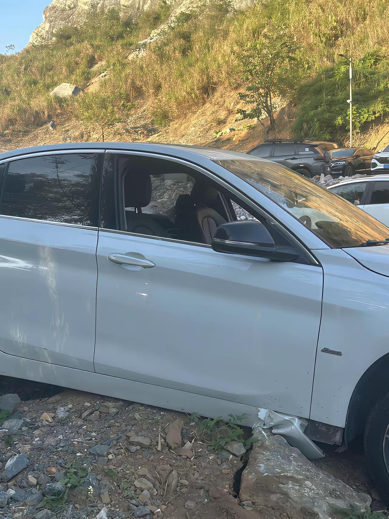 佛山三水的一个矿坑，盖了个咖啡店之后成了热门网红景点，节假日几乎都是爆满，停车场