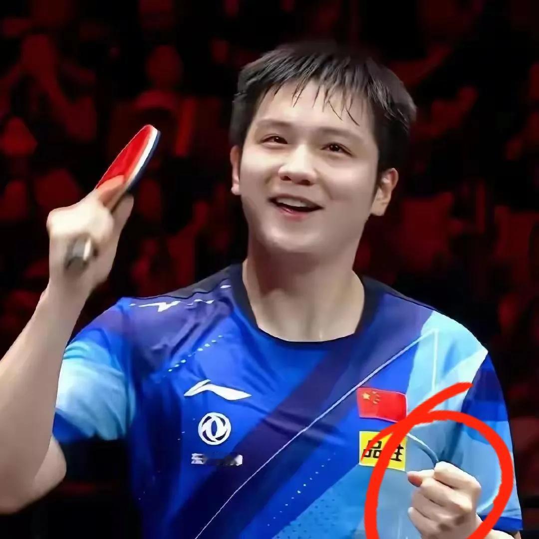 樊振东又拿下了一个冠军，这场比赛也确实打得非常精彩。赛后石头弟弟拿着自己的