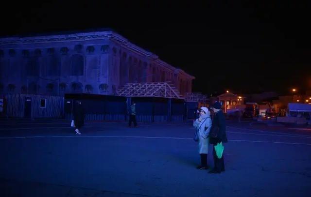 这一次乌克兰真的是挺不住了，倒在了第4个冬天。零下15度的基辅，6000栋公寓楼