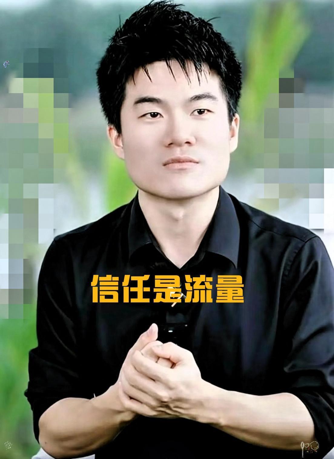 流量快死了，董宇辉却越卖越火。2024年3月，他把直播间搬到北京胡同，现场煮