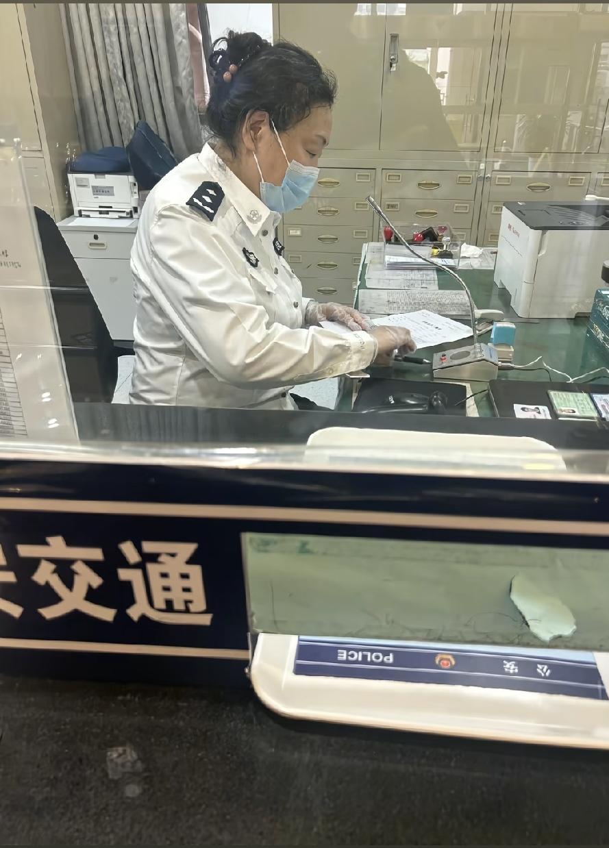 这级别坐窗口，肩膀上两颗花的白衬衣，我没有看错吧，这是哪里的交警，她们支队的领导