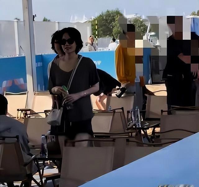 王菲带两个女儿在阿那亚，前夫窦唯也在，她穿着短裤露出一双长腿我定睛一看屏幕，满屏幕白花花的大长腿。再