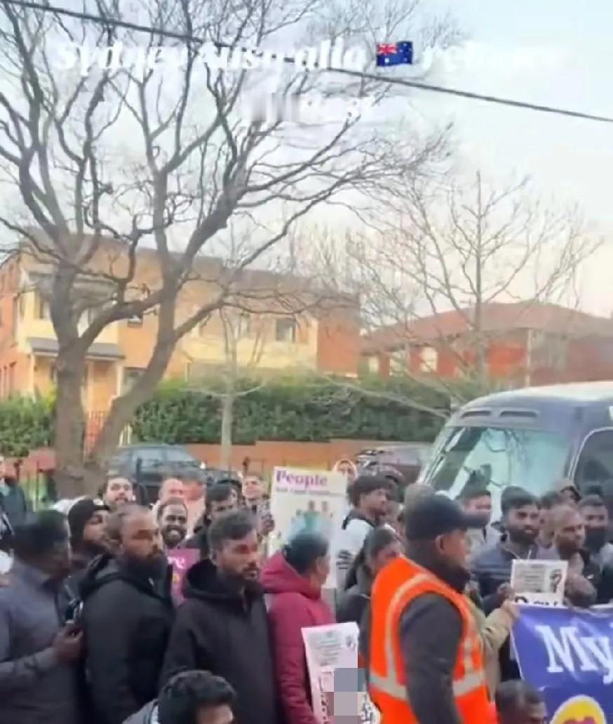 留学变“强占”？印度留学生在澳洲高举“myhomeishere”集会，要求