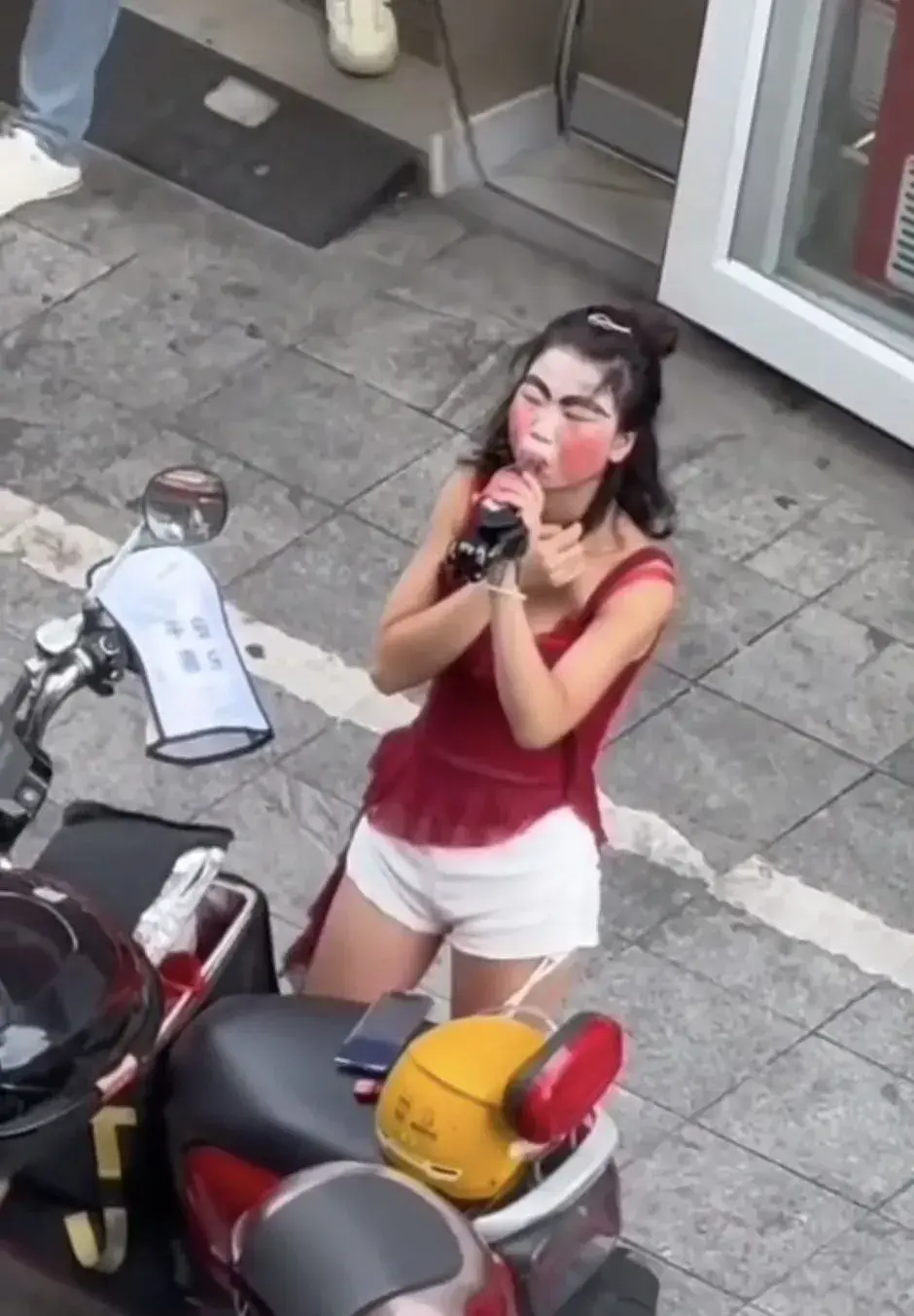 这是谁家的媳妇跑出来了？