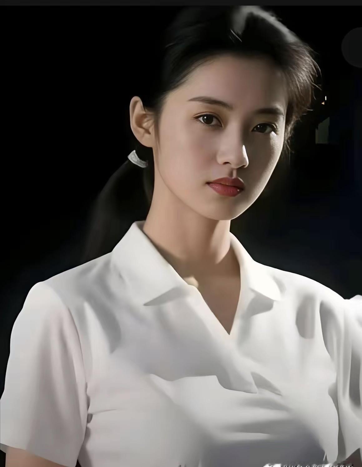 曾经公认的周涛接班人，被台里当成宝。但你没发现吗？她后来，好像怎么都“火”不